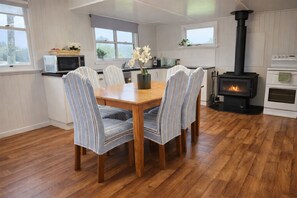 Dining - Primrose Farm Ravensbourne | Cosy Country Cottage (Palmtree)