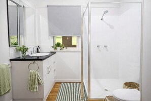 Bathroom - Primrose Farm Ravensbourne | Cosy Country Cottage (Palmtree)