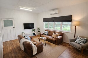 Living area - Primrose Farm Ravensbourne | Cosy Country Cottage (Palmtree)