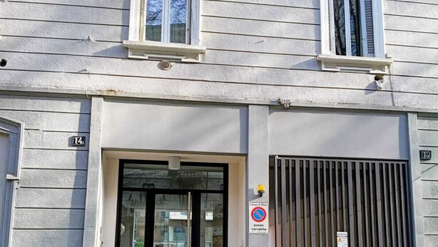 Rakennuksessa on portti, joka sulkee sisäänkäynnin, kyltti, jossa kielletään pysäköinti, ja sen julkisivussa on selvästi näkyvissä numero ’14’.