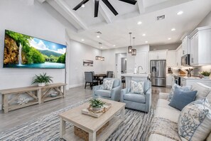 Living area - Naples Luxury Cottage-Stylish 2BR in Premier Luxury Community (Naples)