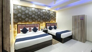 Desk - Hotel Popular Suites (New Delhi)