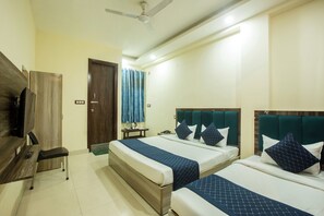 Classic Triple Room | Desk - Hotel Popular Suites (New Delhi)