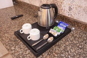 Classic Triple Room | Coffee and/or coffee maker - Hotel Popular Suites (New Delhi)