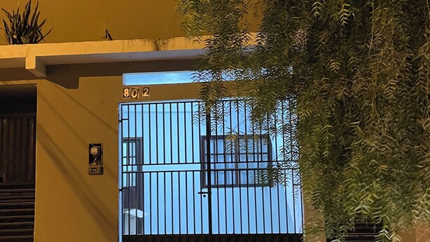 A gated entrance with a number sign, a potted plant, and a building facade. - Great value for money in Chapada! (Seabra)