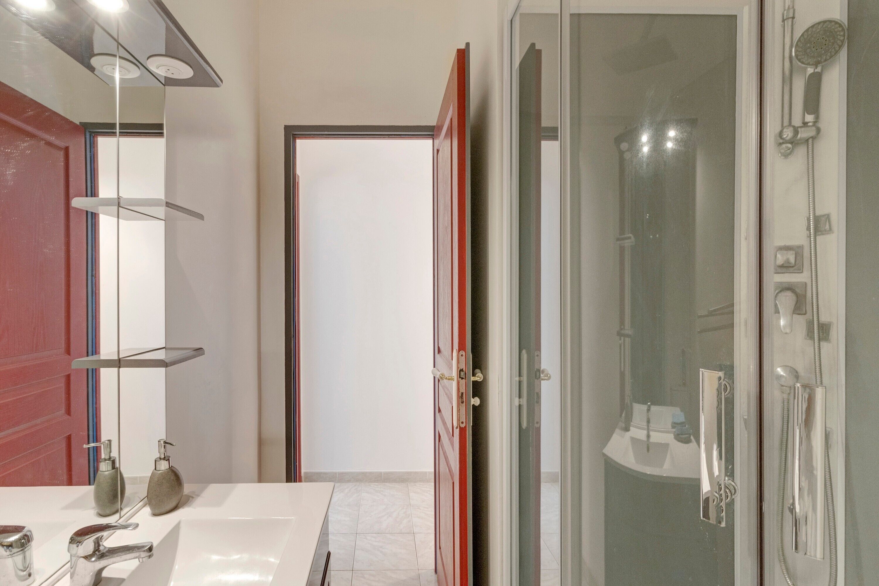 Douche, serviettes fournies