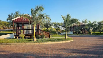 Chalet Deluxe, balcón, vista al jardín | Escritorio y espacio para trabajar con laptop