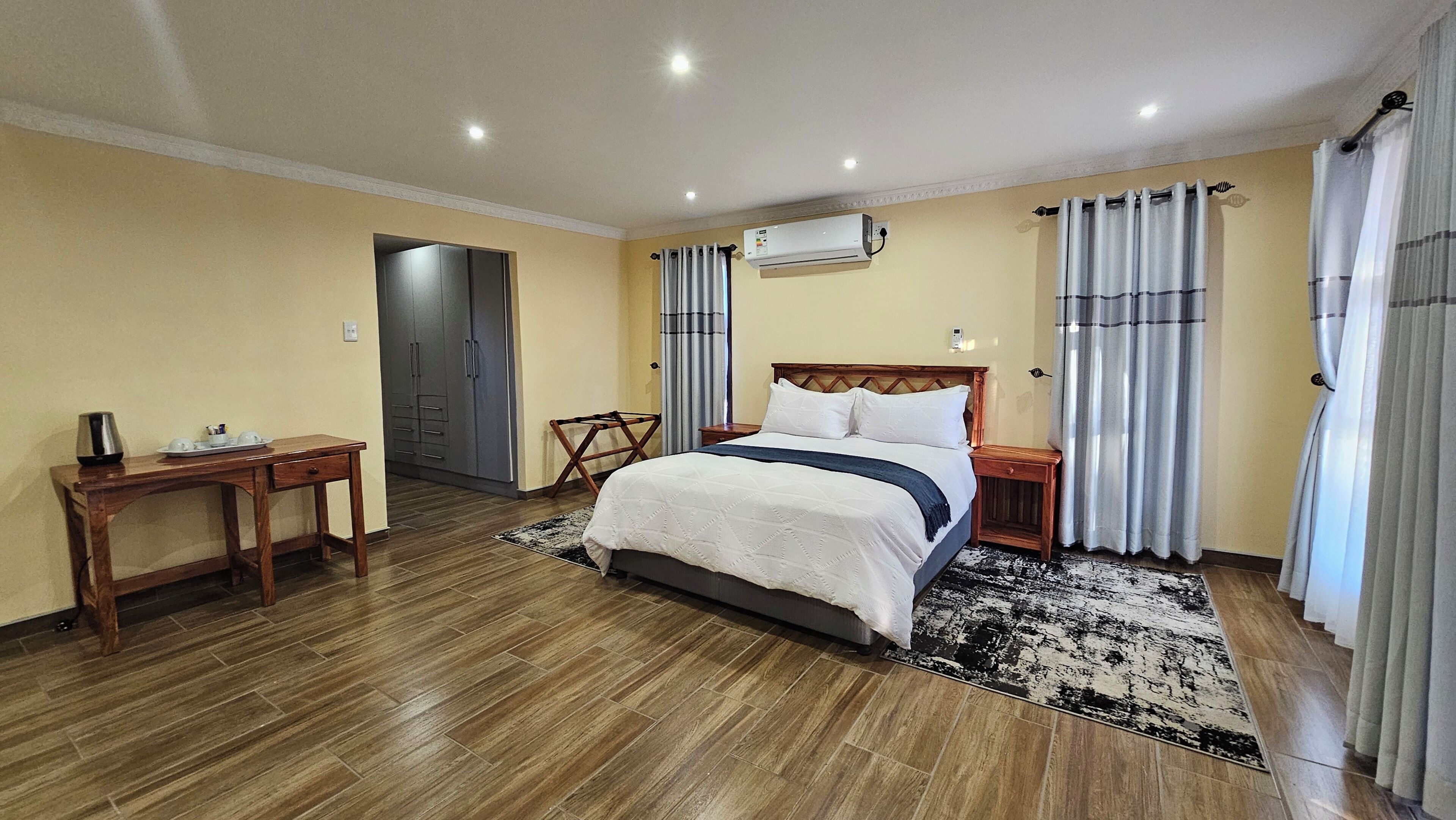 Desk, laptop workspace, iron/ironing board, free WiFi