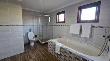 Basic Double Room, Balcony | Bathroom | Separate tub and shower, towels, soap, shampoo
