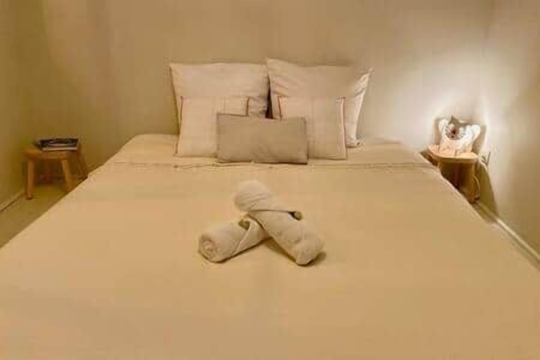 Tabla de planchar con plancha, wifi gratis, ropa de cama