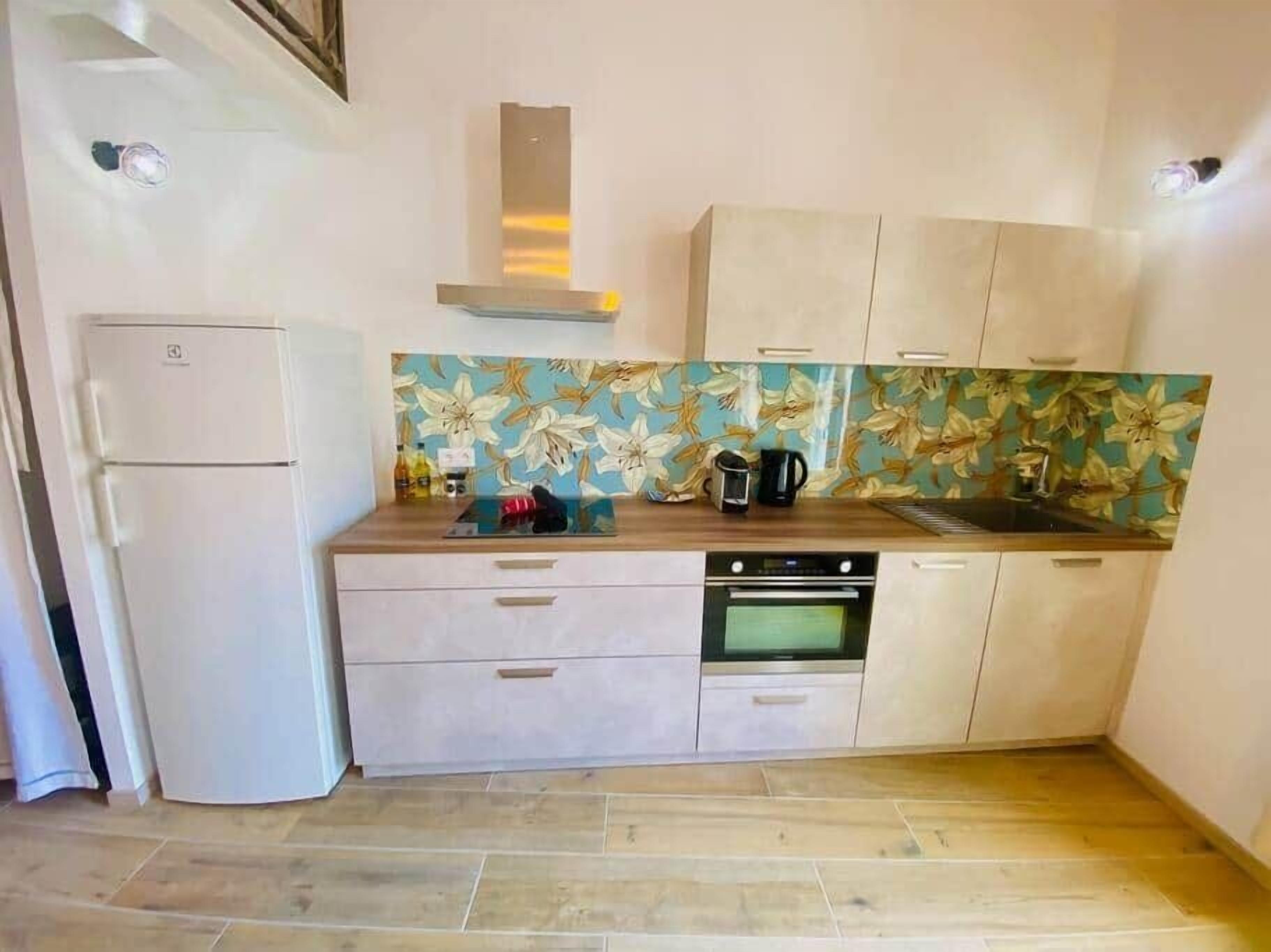 Frigorífico, horno, placa de cocina y lavavajillas
