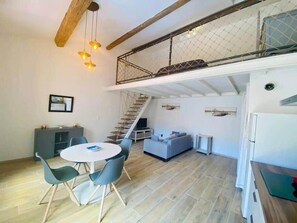TV - "Suzon" Cosy little loft with terrace (Sète)
