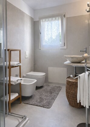 Dusche, Haartrockner, Bidet, Handtücher