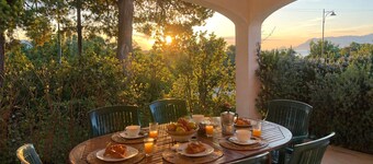 Private villa 100 m from the sea, relaxation and privacy with Tavolara view