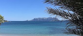 Private villa 100 m from the sea, relaxation and privacy with Tavolara view
