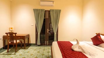 Studio Suite Premium, pemandangan kebun | Meja kerja, ruang kerja ramah laptop, Wi-Fi gratis, dan seprai linen