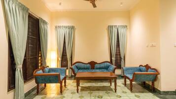 Premium Studio Suite, Garden View | Interior