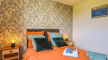 Iron/ironing board, WiFi, bed sheets