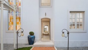 A white building with a tiled entrance, a large blue planter, and two street lamps. - Villa Celeste - Casa del Sole (Tar-Vabriga)