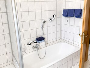 Sèche-cheveux, serviettes fournies, savon, papier toilette