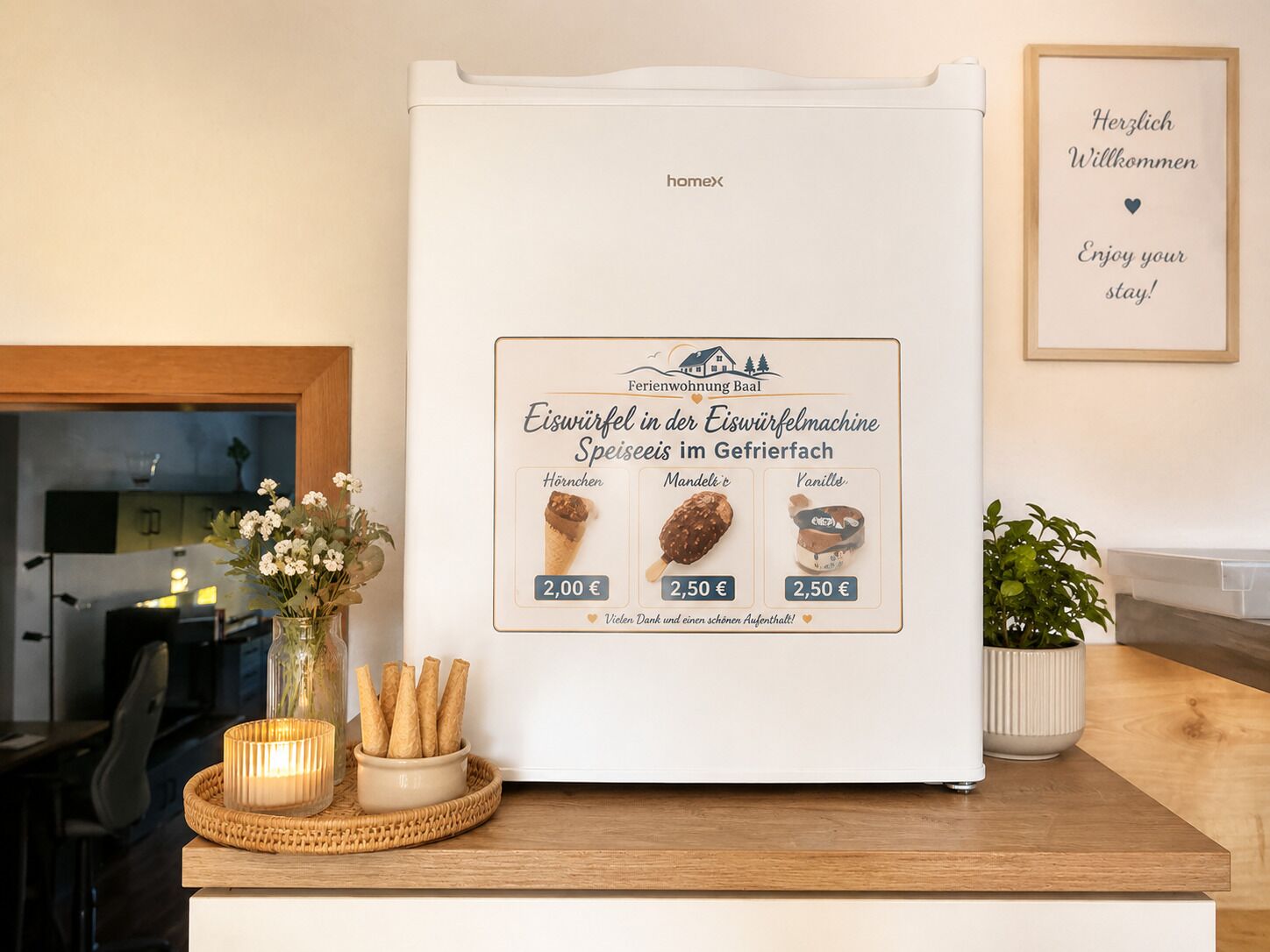 Une chambre d’hôtel avec un réfrigérateur blanc sur lequel est affiché un menu présentant les différentes options pour le petit-déjeuner.