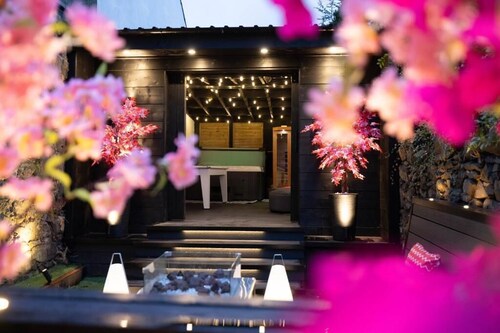 Lavish 3-BDR House, Hideaway - Guests 7 - WiFi - Free Parking - Hot Tub - Garden