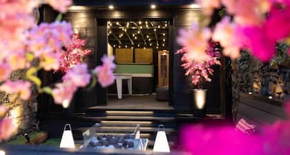 Lavish 3-BDR House, Hideaway - Guests 7 - WiFi - Free Parking - Hot Tub - Garden