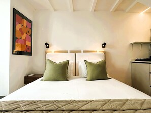 Tabla de planchar con plancha, internet y ropa de cama 