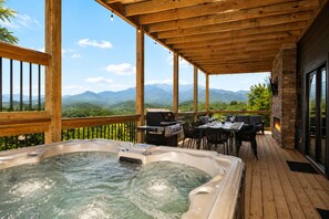 Outdoor dining - 4BR Luxury Cabin / Panoramic Mt Views / Game Rm, Bunk Rm, Playground, Firepit (Gatlinburg)