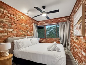 Iron/ironing board, bed sheets