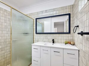 Shower, hair dryer, towels, shampoo - Peaceful 3-Bed Stay Near the Coast (Bouvard)