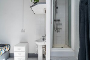 Bathroom - Room 1 - The Archers (Southampton)