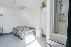 Bathroom - Room 1 - The Archers (Southampton)