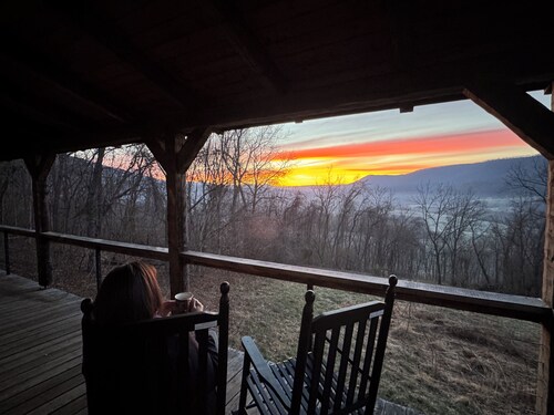 3-room cabin near Blacksburg with cozy charm