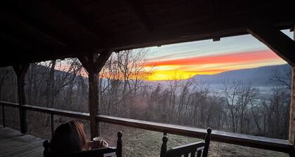 3-room cabin near Blacksburg with cozy charm