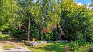 A house surrounded by trees and a stone wall. - Paradise in the countryside - pool, whirlpool & absolute tranquillity (Breze)