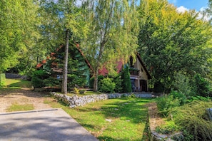 A house surrounded by trees and a stone wall. - Paradise in the countryside - pool, whirlpool & absolute tranquillity (Breze)