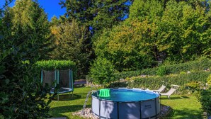 An outdoor swimming pool with lounge chairs and a hot tub. - Paradise in the countryside - pool, whirlpool & absolute tranquillity (Breze)