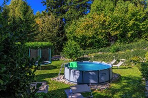 An outdoor swimming pool with lounge chairs and a hot tub. - Paradise in the countryside - pool, whirlpool & absolute tranquillity (Breze)