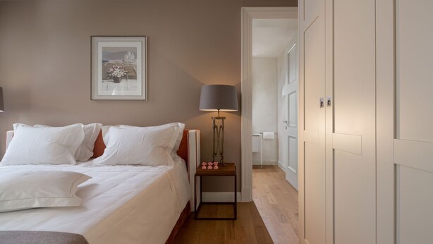 A bedroom with a bed, bedside table, lamp, and a framed picture on the wall. - Villa Bianca - Casa del Sole (Tar-Vabriga)