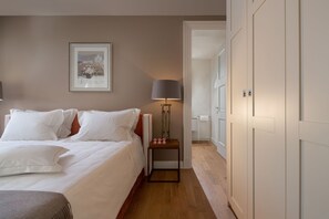 A bedroom with a bed, bedside table, lamp, and a framed picture on the wall. - Villa Bianca - Casa del Sole (Tar-Vabriga)