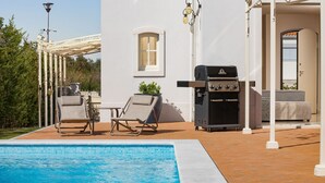 A pool area with lounge chairs, a barbecue grill, and a pergola. - Villa Bianca - Casa del Sole (Tar-Vabriga)