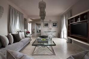 A modern living room with a sofa, glass coffee table, and a TV on a wooden stand. - Villa Aurora - Casa del Sole (Tar-Vabriga)