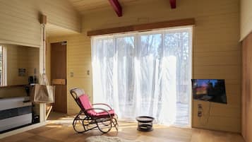 Casa, cocina, vista al jardín | Área de sala de estar