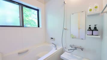 Casa, cocina, vista al jardín | Baño | Tina con regadera, secadora de cabello, pantuflas, toallas
