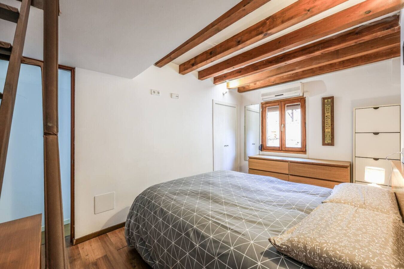 Desk, iron/ironing board, WiFi, bed sheets