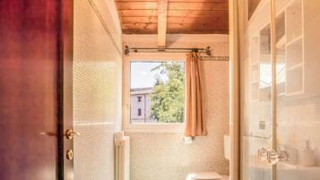 Studio | Bathroom