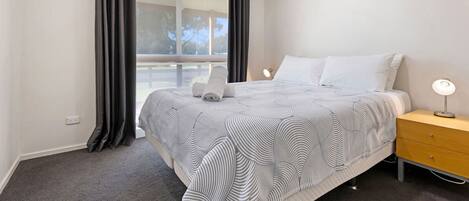 4 bedrooms, iron/ironing board, free WiFi, bed sheets