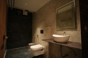 Ducha, artículos de tocador gratuitos, toallas, jabón