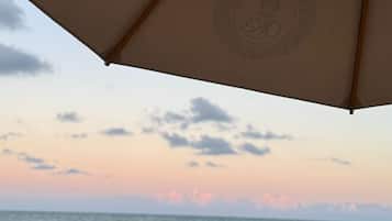 Na praia, areia branca, bar na praia